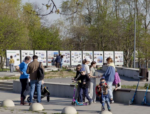 Фотовыставка «С любовью к Москве» в парке имени Юрия Лужкова не осталась без внимания жителей столицы